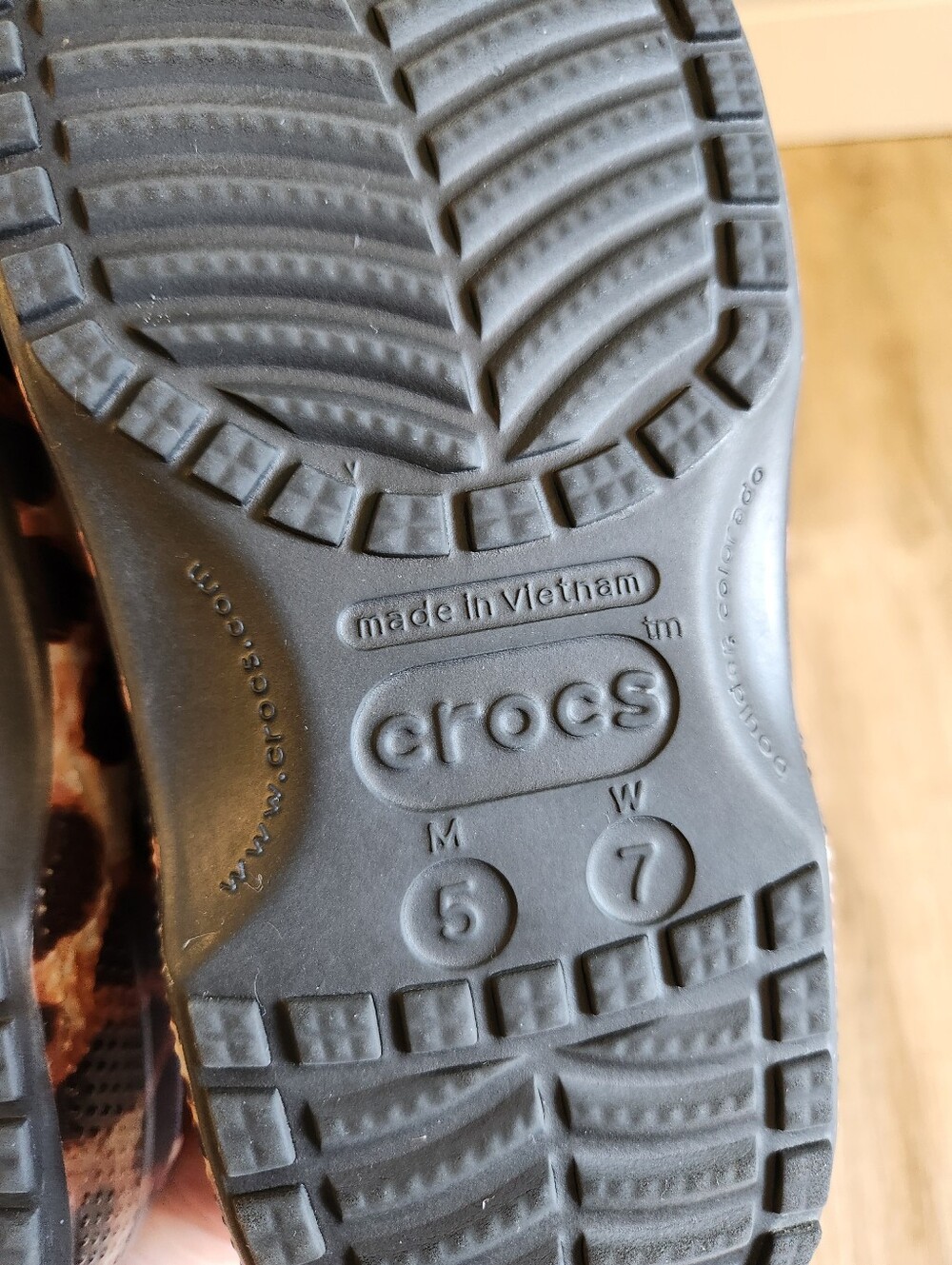 Crocs Black & Brown Animal Remix Print Classic Clogs Women's Size 7 - Picture 3 of 7